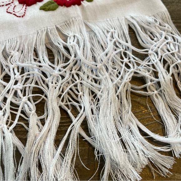 Embroidered floral linen kitchen - Picture 2 of 5